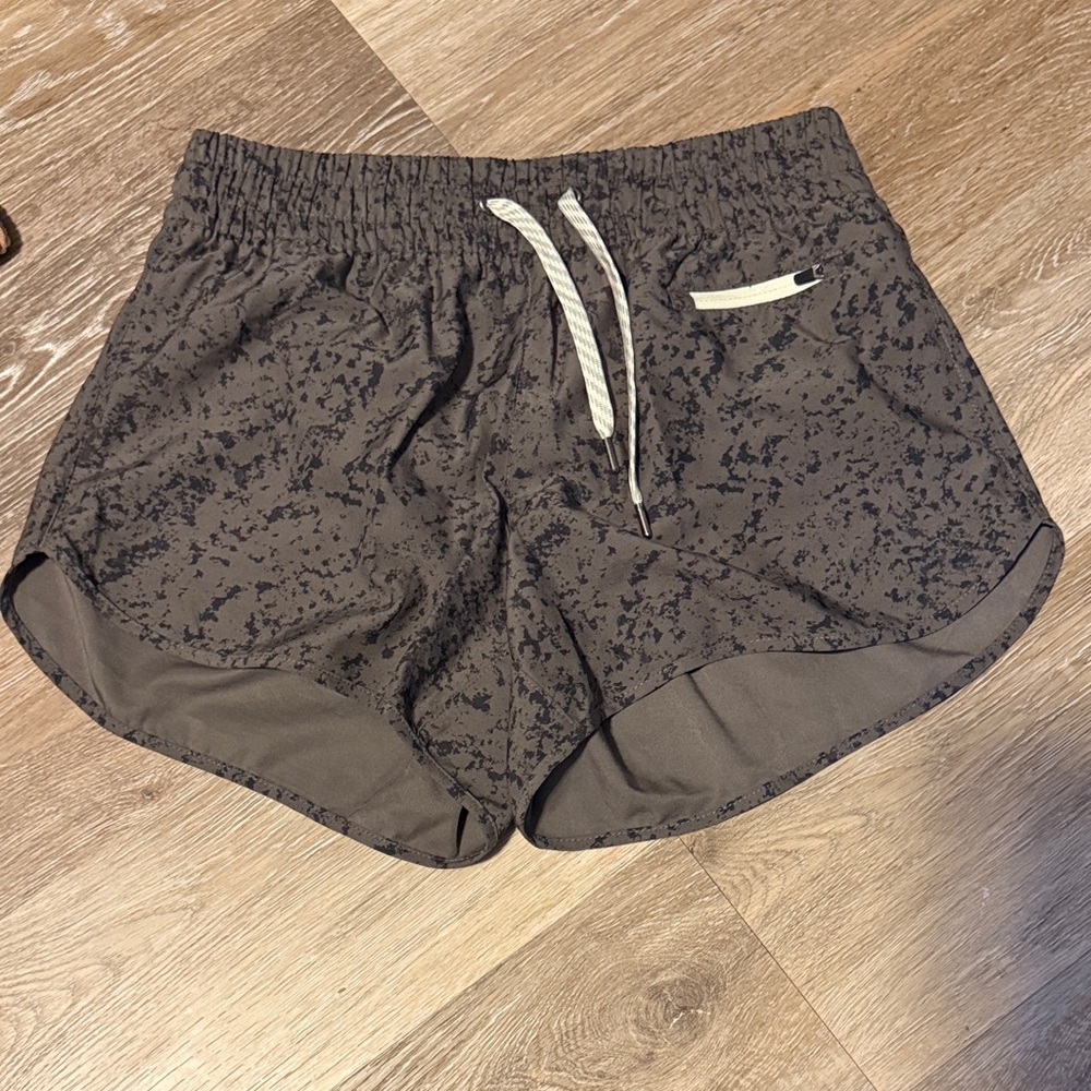 Vuori 4” clementine shorts